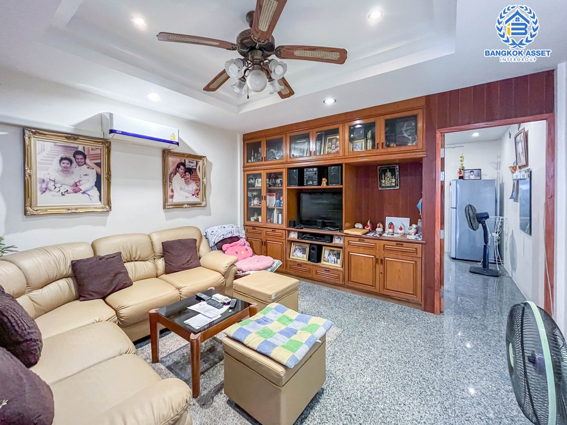 *****ทาวน์เฮ้าส์มือสองนนทบุรี หมู่บ้าน บ้านบัวทอง บางใหญ่-กาญจนาภิเษก เนื้อที่มากถึง 20 ตร.ว. ฟังก์ชัน 3 ห้องนอน 2 ห้องน้ำ 1 ที่จอดรถ บนทำเลเยี่ยม เพียง 300 เมตรก็ถึงรถไฟฟ้าสายสีม่วง "สถานีคลองบางไผ่" และยังใกล้ทางด่วน "ศรีรัช" ในราคาคุ้มสุดในย่านนี้!