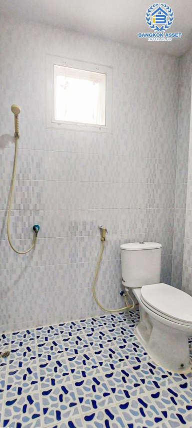 *****ทาวน์เฮ้าส์มือสองสมุทรปราการ หมู่บ้าน ซอยสุนทรศาลทูล2 กาญจนาภิเษก เนื้อที่กว้างมากถึง 27.5 ตร.ว. ฟังก์ชัน 2 ห้องนอน 2 ห้องน้ำ 1 ที่จอดรถ บ้านสภาพพร้อมอยู่ แถมฟรี! 1 เครื่องปรับอากาศ และปั๊มน้ำ บนทำเลดี ใกล้รถไฟฟ้าสายสีเขียว "สถานีช้างเอราวัณ" และจุดขึ้นทางด่วน "เทพารักษ์" และ "ช้างสามเศียร"