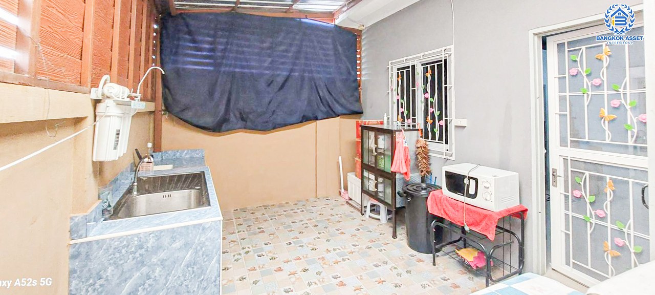 *****ทาวน์เฮ้าส์มือสองสมุทรปราการ หมู่บ้าน ซอยสุนทรศาลทูล2 กาญจนาภิเษก เนื้อที่กว้างมากถึง 27.5 ตร.ว. ฟังก์ชัน 2 ห้องนอน 2 ห้องน้ำ 1 ที่จอดรถ บ้านสภาพพร้อมอยู่ แถมฟรี! 1 เครื่องปรับอากาศ และปั๊มน้ำ บนทำเลดี ใกล้รถไฟฟ้าสายสีเขียว "สถานีช้างเอราวัณ" และจุดขึ้นทางด่วน "เทพารักษ์" และ "ช้างสามเศียร"