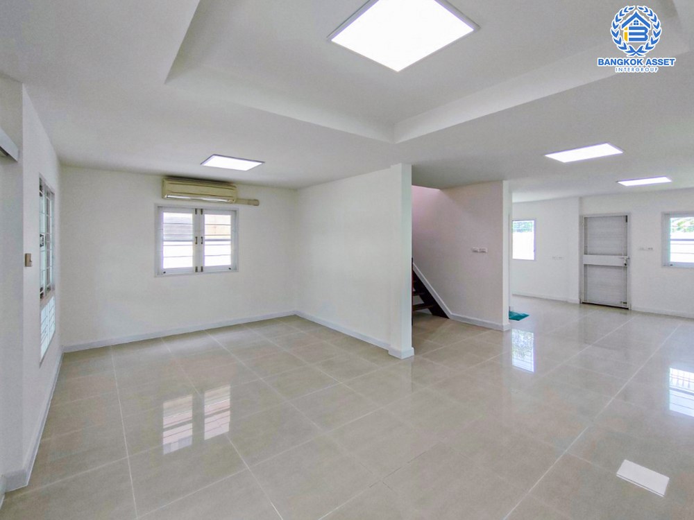 บ้านเดี่ยวมือสอง โครงการ ชวนชื่น แคราย เนื้อที่ 55.90 ตร.ว. ฟังก์ชัน 3 ห้องนอน 2 ห้องน้ำ 1 ที่จอดรถ บ้านหลังใหญ่ตกแต่งใหม่ ใกล้เมืองนนทบุรี บนทำเลเดินทางสะดวก เชื่อมต่อถนนสนามบินน้ำ ถนนงามวงศ์วาน ถนนรัตนาธิเบศร์ ใกล้โครงการรถไฟฟ้าสายสีม่วง "สถานีแยกนนทบุรี" จุดขึ้นทางด่วน "งามวงศ์วาน"...