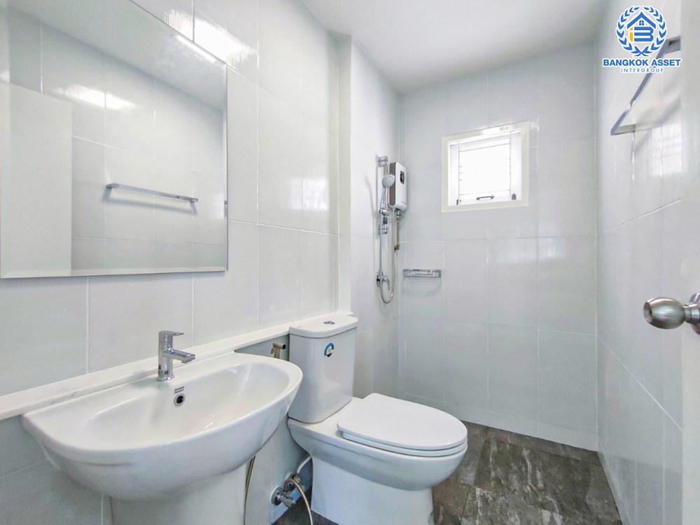 บ้านเดี่ยวมือสอง โครงการ ชวนชื่น แคราย เนื้อที่ 55.90 ตร.ว. ฟังก์ชัน 3 ห้องนอน 2 ห้องน้ำ 1 ที่จอดรถ บ้านหลังใหญ่ตกแต่งใหม่ ใกล้เมืองนนทบุรี บนทำเลเดินทางสะดวก เชื่อมต่อถนนสนามบินน้ำ ถนนงามวงศ์วาน ถนนรัตนาธิเบศร์ ใกล้โครงการรถไฟฟ้าสายสีม่วง "สถานีแยกนนทบุรี" จุดขึ้นทางด่วน "งามวงศ์วาน"...