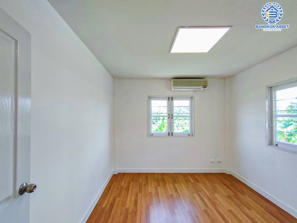 บ้านเดี่ยวมือสอง โครงการ ชวนชื่น แคราย เนื้อที่ 55.90 ตร.ว. ฟังก์ชัน 3 ห้องนอน 2 ห้องน้ำ 1 ที่จอดรถ บ้านหลังใหญ่ตกแต่งใหม่ ใกล้เมืองนนทบุรี บนทำเลเดินทางสะดวก เชื่อมต่อถนนสนามบินน้ำ ถนนงามวงศ์วาน ถนนรัตนาธิเบศร์ ใกล้โครงการรถไฟฟ้าสายสีม่วง "สถานีแยกนนทบุรี" จุดขึ้นทางด่วน "งามวงศ์วาน"...