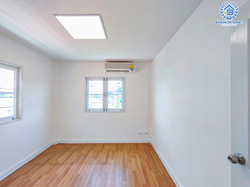 บ้านเดี่ยวมือสอง โครงการ ชวนชื่น แคราย เนื้อที่ 55.90 ตร.ว. ฟังก์ชัน 3 ห้องนอน 2 ห้องน้ำ 1 ที่จอดรถ บ้านหลังใหญ่ตกแต่งใหม่ ใกล้เมืองนนทบุรี บนทำเลเดินทางสะดวก เชื่อมต่อถนนสนามบินน้ำ ถนนงามวงศ์วาน ถนนรัตนาธิเบศร์ ใกล้โครงการรถไฟฟ้าสายสีม่วง "สถานีแยกนนทบุรี" จุดขึ้นทางด่วน "งามวงศ์วาน"...