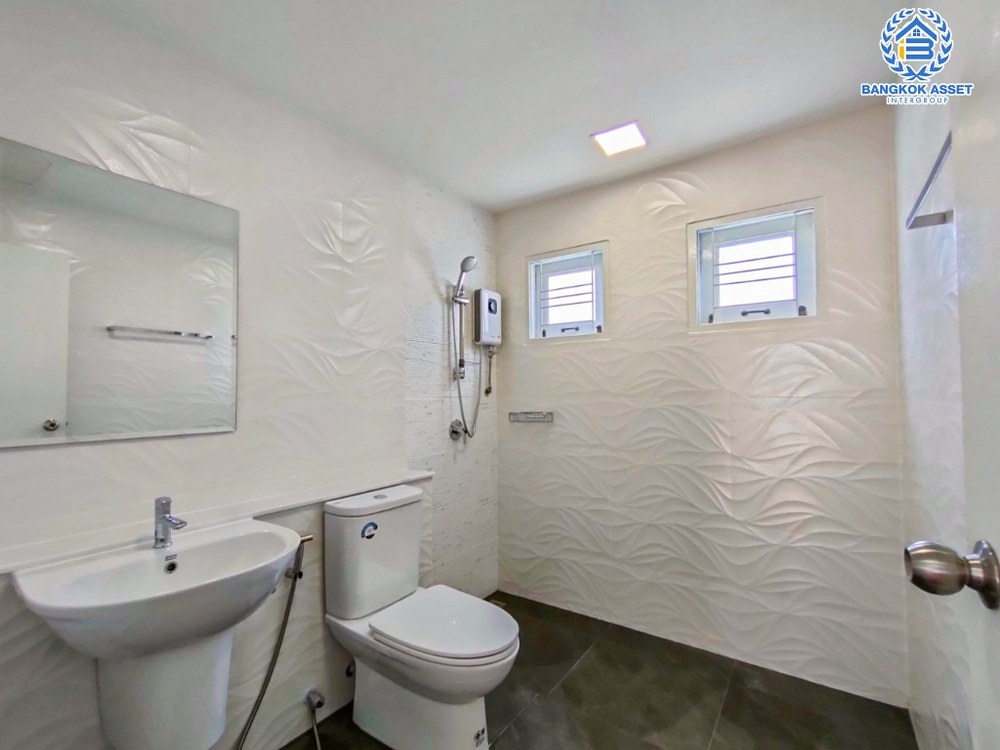 บ้านเดี่ยวมือสอง โครงการ ชวนชื่น แคราย เนื้อที่ 55.90 ตร.ว. ฟังก์ชัน 3 ห้องนอน 2 ห้องน้ำ 1 ที่จอดรถ บ้านหลังใหญ่ตกแต่งใหม่ ใกล้เมืองนนทบุรี บนทำเลเดินทางสะดวก เชื่อมต่อถนนสนามบินน้ำ ถนนงามวงศ์วาน ถนนรัตนาธิเบศร์ ใกล้โครงการรถไฟฟ้าสายสีม่วง "สถานีแยกนนทบุรี" จุดขึ้นทางด่วน "งามวงศ์วาน"...