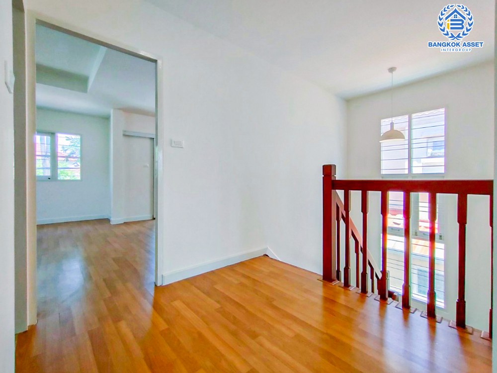 บ้านเดี่ยวมือสอง โครงการ ชวนชื่น แคราย เนื้อที่ 55.90 ตร.ว. ฟังก์ชัน 3 ห้องนอน 2 ห้องน้ำ 1 ที่จอดรถ บ้านหลังใหญ่ตกแต่งใหม่ ใกล้เมืองนนทบุรี บนทำเลเดินทางสะดวก เชื่อมต่อถนนสนามบินน้ำ ถนนงามวงศ์วาน ถนนรัตนาธิเบศร์ ใกล้โครงการรถไฟฟ้าสายสีม่วง "สถานีแยกนนทบุรี" จุดขึ้นทางด่วน "งามวงศ์วาน"...