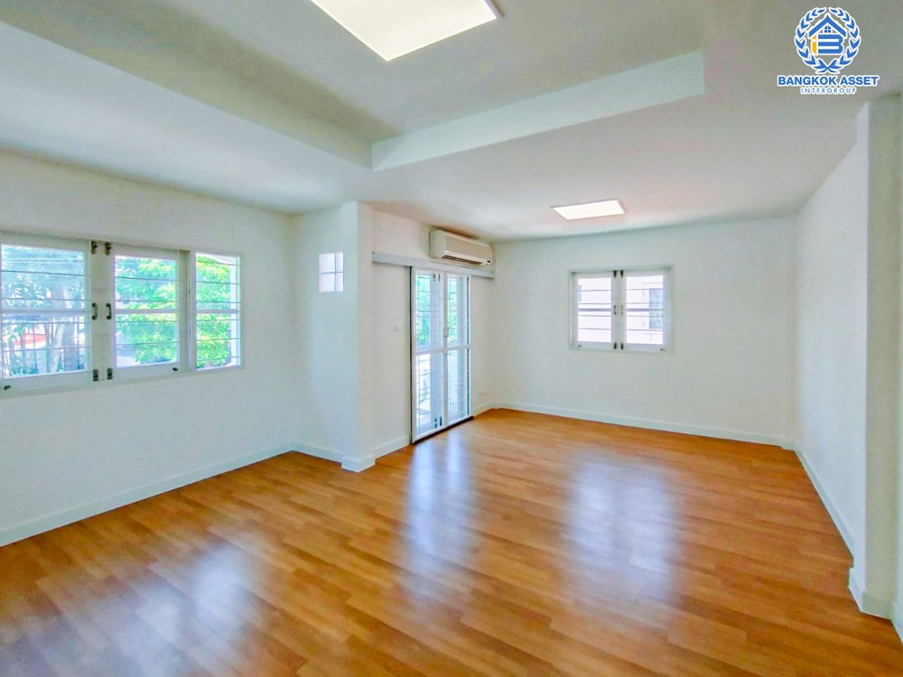 บ้านเดี่ยวมือสอง โครงการ ชวนชื่น แคราย เนื้อที่ 55.90 ตร.ว. ฟังก์ชัน 3 ห้องนอน 2 ห้องน้ำ 1 ที่จอดรถ บ้านหลังใหญ่ตกแต่งใหม่ ใกล้เมืองนนทบุรี บนทำเลเดินทางสะดวก เชื่อมต่อถนนสนามบินน้ำ ถนนงามวงศ์วาน ถนนรัตนาธิเบศร์ ใกล้โครงการรถไฟฟ้าสายสีม่วง "สถานีแยกนนทบุรี" จุดขึ้นทางด่วน "งามวงศ์วาน"...