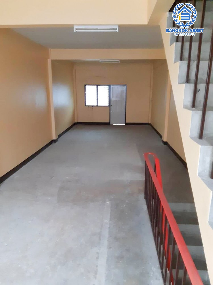 *****อาคารพาณิชย์ 3 ชั้นมือสอง บางใหญ่ซิตี้ เฟส2 กาญจนาภิเษก เนื้อที่ 18 ตร.ว. ฟังก์ชัน 3 ห้องนอน 3ห้องน้ำ บนทำเลดี รีโนเวทใหม่ เหมาะสำหรับผู้ที่ต้องการทำธุรกิจ เชื่อมต่อถนนคลองถนน ถนนกาญจนาภิเษก ตลาดบางใหญ่ ใกล้รถไฟฟ้าสายสีม่วง "สถานีตลาดบางใหญ่" และจุดขึ้นทางด่วน "ศรีรัช"