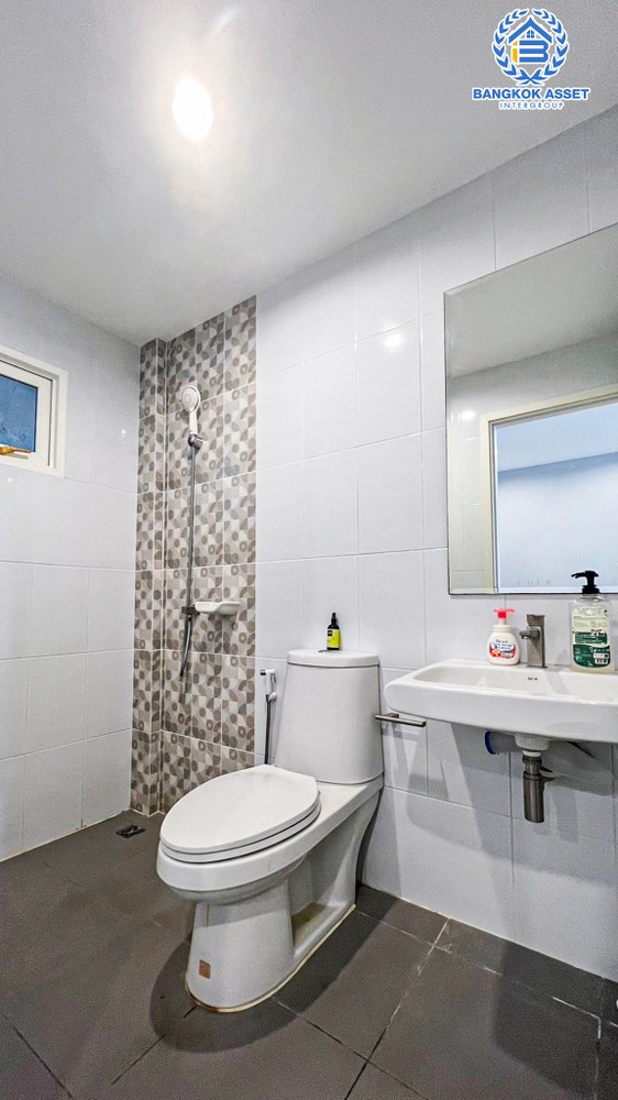 *****ทาวน์เฮ้าส์มือสอง โครงการ เฌอ วัชรพล เนื้อที่ 18.80 ตร.ว. ฟังก์ชัน 3 ห้องนอน 2 ห้องน้ำ 2 ที่จอดรถ ภายในสภาพเหมือนใหม่ พร้อมเข้าอยู่ บนทำเลเดินทางสะดวก เชื่อมต่อถนนจตุโชติ ถนนสุขาภิบาล5 ถนนกาญจนาภิเษก(วงแหวนรอบนอก) ใกล้รถไฟฟ้าสายสีชมพู "สถานีวัชชรพล" และจุดขึ้นทางด่วน "สุขาภิบาล5"