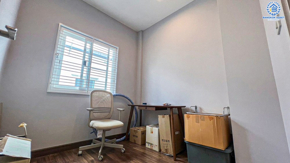 *****ทาวน์เฮ้าส์มือสอง โครงการ เฌอ วัชรพล เนื้อที่ 18.80 ตร.ว. ฟังก์ชัน 3 ห้องนอน 2 ห้องน้ำ 2 ที่จอดรถ ภายในสภาพเหมือนใหม่ พร้อมเข้าอยู่ บนทำเลเดินทางสะดวก เชื่อมต่อถนนจตุโชติ ถนนสุขาภิบาล5 ถนนกาญจนาภิเษก(วงแหวนรอบนอก) ใกล้รถไฟฟ้าสายสีชมพู "สถานีวัชชรพล" และจุดขึ้นทางด่วน "สุขาภิบาล5"