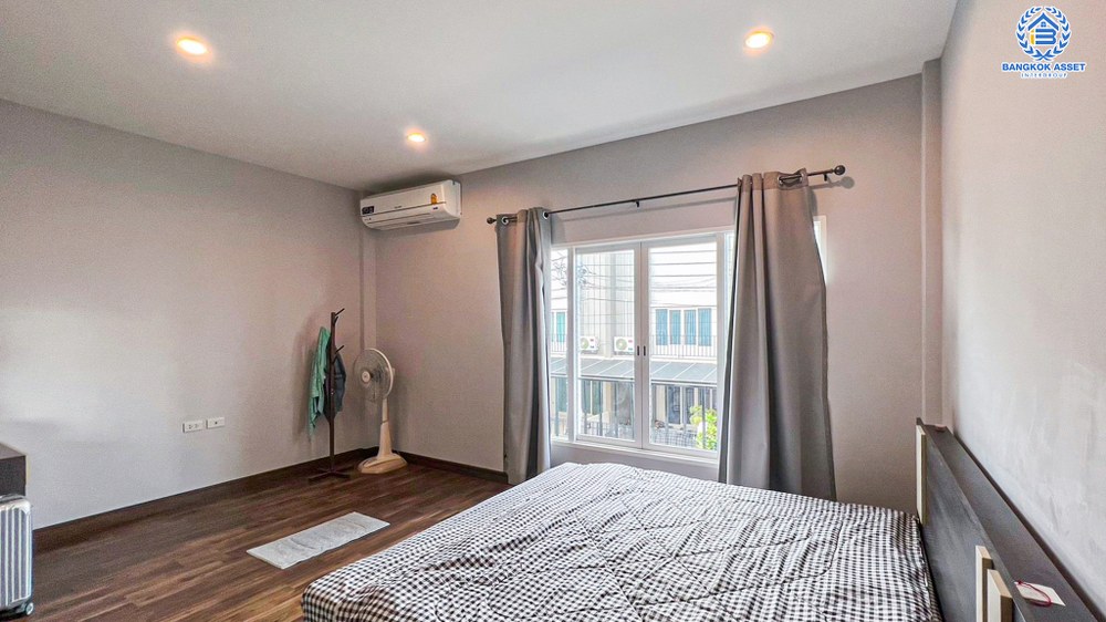 *****ทาวน์เฮ้าส์มือสอง โครงการ เฌอ วัชรพล เนื้อที่ 18.80 ตร.ว. ฟังก์ชัน 3 ห้องนอน 2 ห้องน้ำ 2 ที่จอดรถ ภายในสภาพเหมือนใหม่ พร้อมเข้าอยู่ บนทำเลเดินทางสะดวก เชื่อมต่อถนนจตุโชติ ถนนสุขาภิบาล5 ถนนกาญจนาภิเษก(วงแหวนรอบนอก) ใกล้รถไฟฟ้าสายสีชมพู "สถานีวัชชรพล" และจุดขึ้นทางด่วน "สุขาภิบาล5"