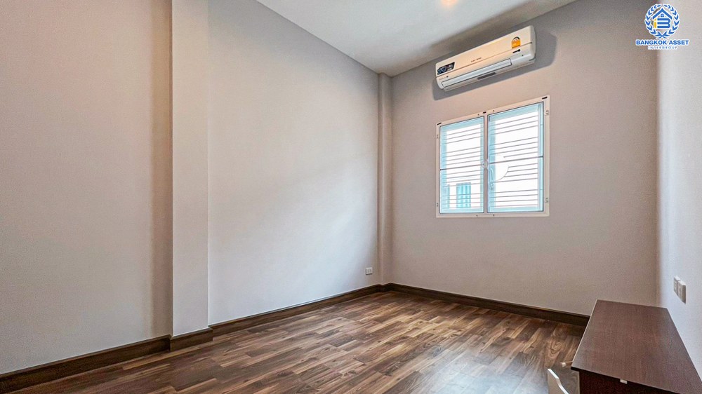 *****ทาวน์เฮ้าส์มือสอง โครงการ เฌอ วัชรพล เนื้อที่ 18.80 ตร.ว. ฟังก์ชัน 3 ห้องนอน 2 ห้องน้ำ 2 ที่จอดรถ ภายในสภาพเหมือนใหม่ พร้อมเข้าอยู่ บนทำเลเดินทางสะดวก เชื่อมต่อถนนจตุโชติ ถนนสุขาภิบาล5 ถนนกาญจนาภิเษก(วงแหวนรอบนอก) ใกล้รถไฟฟ้าสายสีชมพู "สถานีวัชชรพล" และจุดขึ้นทางด่วน "สุขาภิบาล5"