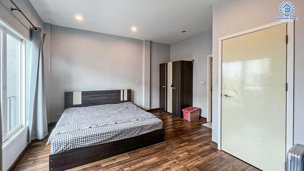 *****ทาวน์เฮ้าส์มือสอง โครงการ เฌอ วัชรพล เนื้อที่ 18.80 ตร.ว. ฟังก์ชัน 3 ห้องนอน 2 ห้องน้ำ 2 ที่จอดรถ ภายในสภาพเหมือนใหม่ พร้อมเข้าอยู่ บนทำเลเดินทางสะดวก เชื่อมต่อถนนจตุโชติ ถนนสุขาภิบาล5 ถนนกาญจนาภิเษก(วงแหวนรอบนอก) ใกล้รถไฟฟ้าสายสีชมพู "สถานีวัชชรพล" และจุดขึ้นทางด่วน "สุขาภิบาล5"