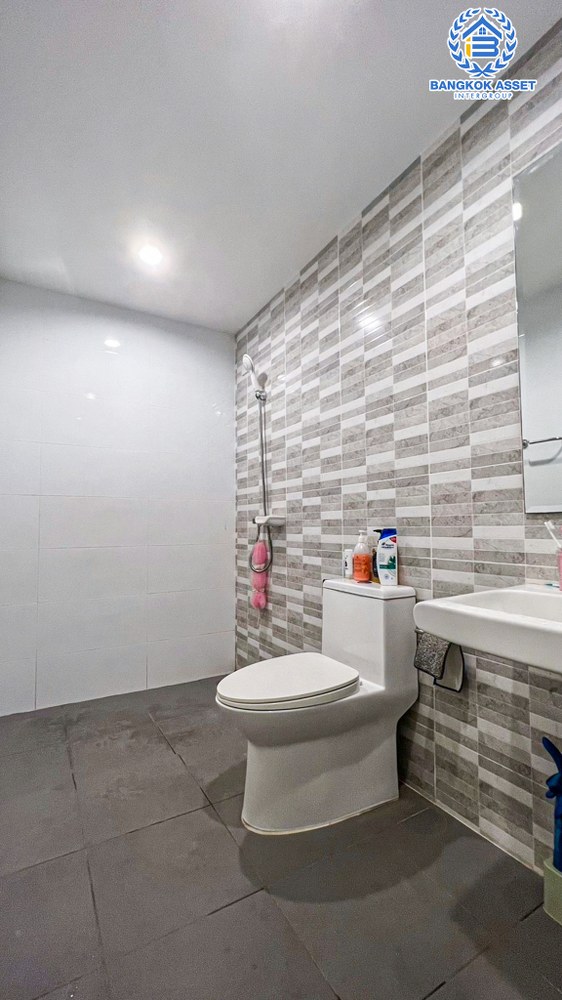 *****ทาวน์เฮ้าส์มือสอง โครงการ เฌอ วัชรพล เนื้อที่ 18.80 ตร.ว. ฟังก์ชัน 3 ห้องนอน 2 ห้องน้ำ 2 ที่จอดรถ ภายในสภาพเหมือนใหม่ พร้อมเข้าอยู่ บนทำเลเดินทางสะดวก เชื่อมต่อถนนจตุโชติ ถนนสุขาภิบาล5 ถนนกาญจนาภิเษก(วงแหวนรอบนอก) ใกล้รถไฟฟ้าสายสีชมพู "สถานีวัชชรพล" และจุดขึ้นทางด่วน "สุขาภิบาล5"