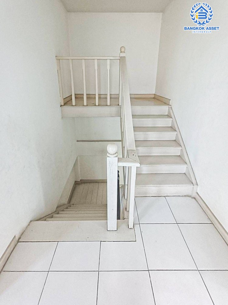 ทาวน์เฮ้าส์มือสอง โครงการ สิรภัทร1 รัตนาธิเบศร์ เนื้อที่กว้าง 21.50 ตร.ว. ฟังก์ชัน 3 ห้องนอน 2 ห้องน้ำ 2 ที่จอดรถ ภายในสภาพดี พร้อมเข้าอยู่ บนทำเลดี เชื่อมต่อถนนรัตนาธิเบศร์ ถนนงามวงศ์วาน ใกล้รถไฟฟ้าสายสีม่วง "สถานีบางรักน้อยท่าอิฐ" ใกล้หางสรรพสินค้าเซ็นทรัลเวสต์เกต