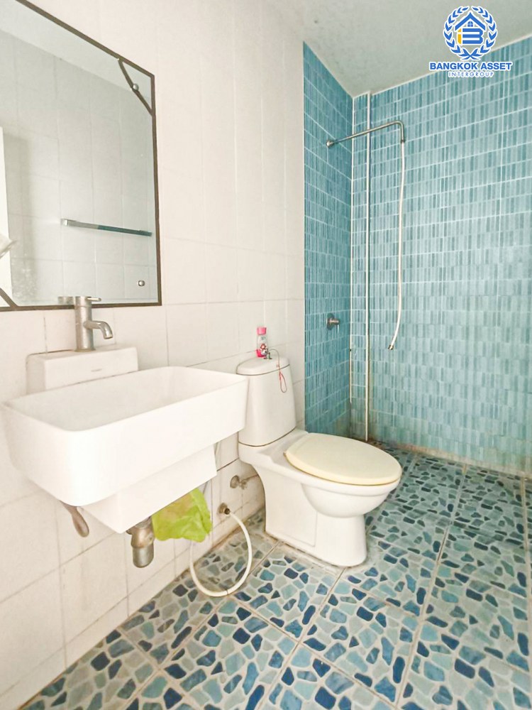 ทาวน์เฮ้าส์มือสอง โครงการ สิรภัทร1 รัตนาธิเบศร์ เนื้อที่กว้าง 21.50 ตร.ว. ฟังก์ชัน 3 ห้องนอน 2 ห้องน้ำ 2 ที่จอดรถ ภายในสภาพดี พร้อมเข้าอยู่ บนทำเลดี เชื่อมต่อถนนรัตนาธิเบศร์ ถนนงามวงศ์วาน ใกล้รถไฟฟ้าสายสีม่วง "สถานีบางรักน้อยท่าอิฐ" ใกล้หางสรรพสินค้าเซ็นทรัลเวสต์เกต