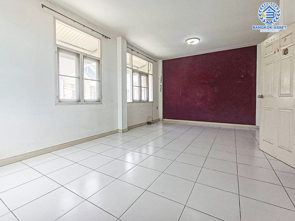 ทาวน์เฮ้าส์มือสอง โครงการ สิรภัทร1 รัตนาธิเบศร์ เนื้อที่กว้าง 21.50 ตร.ว. ฟังก์ชัน 3 ห้องนอน 2 ห้องน้ำ 2 ที่จอดรถ ภายในสภาพดี พร้อมเข้าอยู่ บนทำเลดี เชื่อมต่อถนนรัตนาธิเบศร์ ถนนงามวงศ์วาน ใกล้รถไฟฟ้าสายสีม่วง "สถานีบางรักน้อยท่าอิฐ" ใกล้หางสรรพสินค้าเซ็นทรัลเวสต์เกต