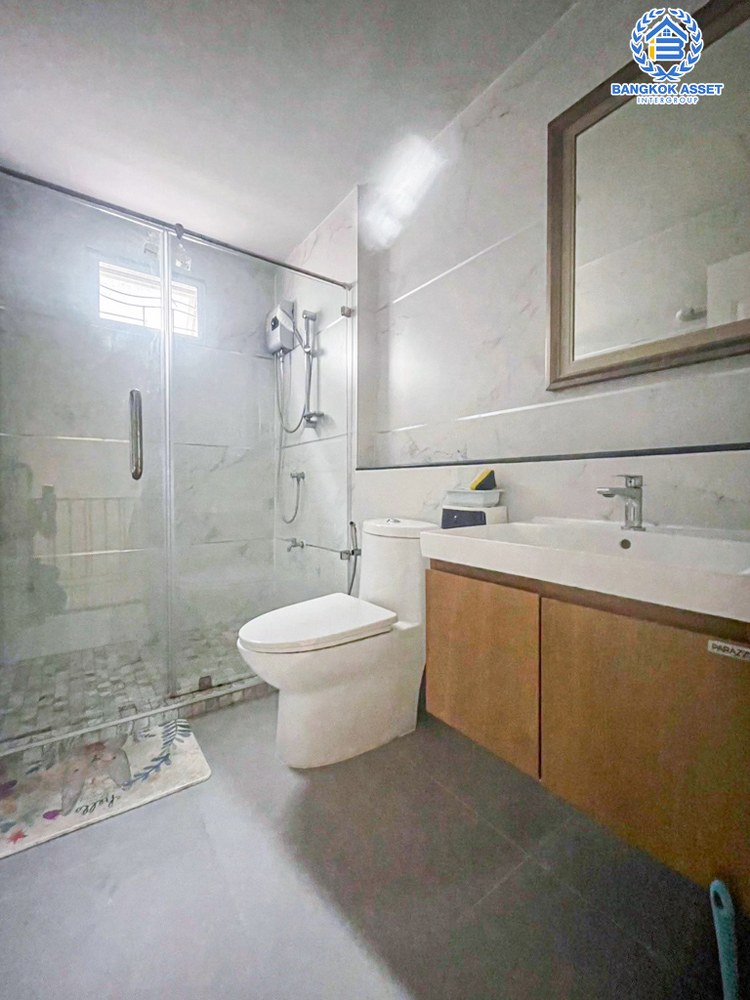 *****ทาวน์เฮ้าส์มือสอง โครงการ เดอะ วิลเลจ บางนา เนื้อที่ 28 ตร.ว. ฟังก์ชัน 4 ห้องนอน 2 ห้องน้ำ 2 ที่จอดรถ ภายในสภาพเหมือนใหม่ พร้อมเข้าอยู่ แถมฟรี! เครื่องปรับอากาศ บนทำเลเดินทางสะดวก เชื่อมต่อถนนบางนา-ตราด ถนนกาญจนาภิเษก ถนนศรีนครินทร์ ใกล้ห้างสรรพสินค้าเมกะบางนา