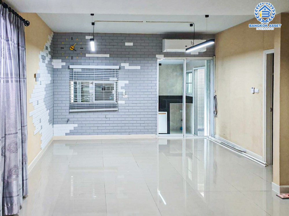 *****ทาวน์เฮ้าส์มือสอง โครงการ เดอะ วิลเลจ บางนา เนื้อที่ 28 ตร.ว. ฟังก์ชัน 4 ห้องนอน 2 ห้องน้ำ 2 ที่จอดรถ ภายในสภาพเหมือนใหม่ พร้อมเข้าอยู่ แถมฟรี! เครื่องปรับอากาศ บนทำเลเดินทางสะดวก เชื่อมต่อถนนบางนา-ตราด ถนนกาญจนาภิเษก ถนนศรีนครินทร์ ใกล้ห้างสรรพสินค้าเมกะบางนา