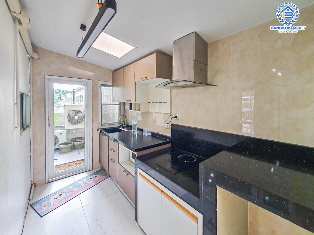 *****ทาวน์เฮ้าส์มือสอง โครงการ เดอะ วิลเลจ บางนา เนื้อที่ 28 ตร.ว. ฟังก์ชัน 4 ห้องนอน 2 ห้องน้ำ 2 ที่จอดรถ ภายในสภาพเหมือนใหม่ พร้อมเข้าอยู่ แถมฟรี! เครื่องปรับอากาศ บนทำเลเดินทางสะดวก เชื่อมต่อถนนบางนา-ตราด ถนนกาญจนาภิเษก ถนนศรีนครินทร์ ใกล้ห้างสรรพสินค้าเมกะบางนา