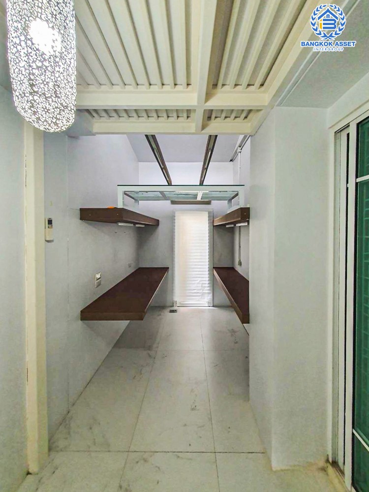 *****ทาวน์เฮ้าส์มือสอง โครงการ เดอะ วิลเลจ บางนา เนื้อที่ 28 ตร.ว. ฟังก์ชัน 4 ห้องนอน 2 ห้องน้ำ 2 ที่จอดรถ ภายในสภาพเหมือนใหม่ พร้อมเข้าอยู่ แถมฟรี! เครื่องปรับอากาศ บนทำเลเดินทางสะดวก เชื่อมต่อถนนบางนา-ตราด ถนนกาญจนาภิเษก ถนนศรีนครินทร์ ใกล้ห้างสรรพสินค้าเมกะบางนา