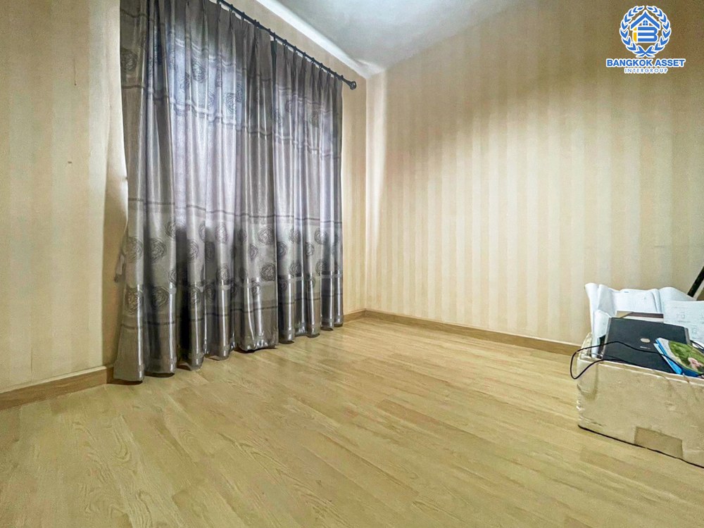 *****ทาวน์เฮ้าส์มือสอง โครงการ เดอะ วิลเลจ บางนา เนื้อที่ 28 ตร.ว. ฟังก์ชัน 4 ห้องนอน 2 ห้องน้ำ 2 ที่จอดรถ ภายในสภาพเหมือนใหม่ พร้อมเข้าอยู่ แถมฟรี! เครื่องปรับอากาศ บนทำเลเดินทางสะดวก เชื่อมต่อถนนบางนา-ตราด ถนนกาญจนาภิเษก ถนนศรีนครินทร์ ใกล้ห้างสรรพสินค้าเมกะบางนา