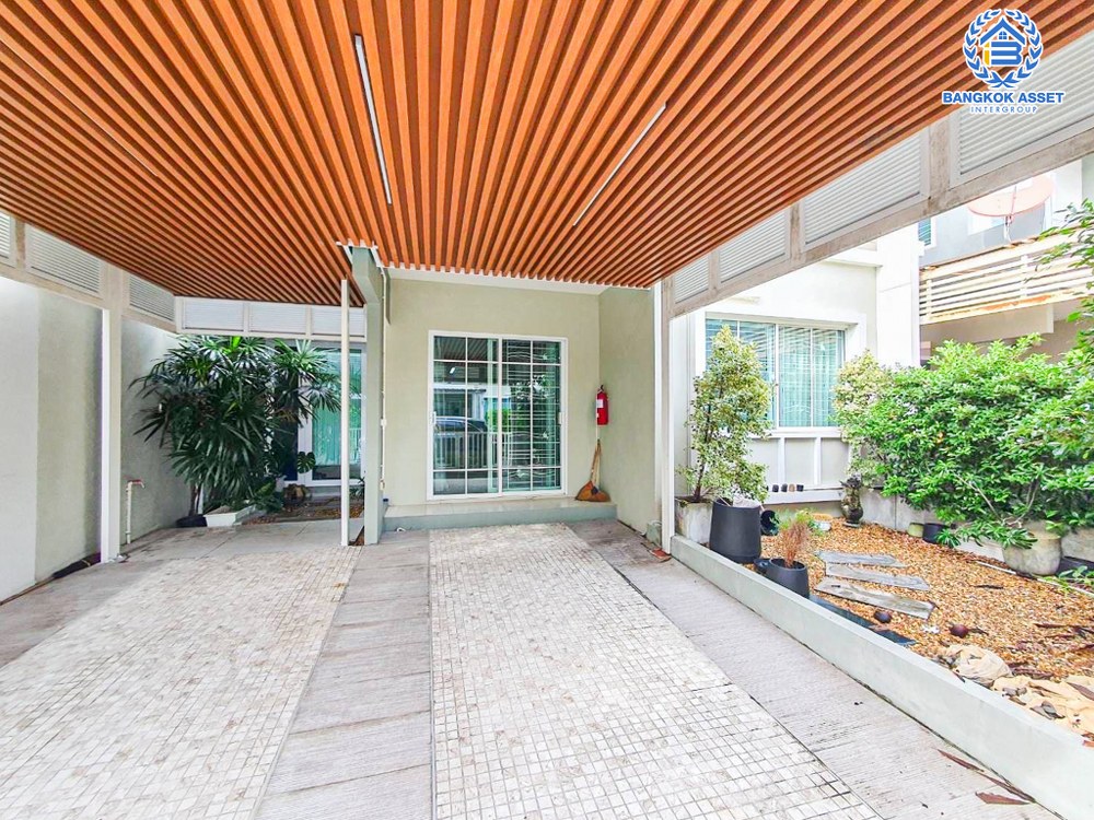 *****ทาวน์เฮ้าส์มือสอง โครงการ เดอะ วิลเลจ บางนา เนื้อที่ 28 ตร.ว. ฟังก์ชัน 4 ห้องนอน 2 ห้องน้ำ 2 ที่จอดรถ ภายในสภาพเหมือนใหม่ พร้อมเข้าอยู่ แถมฟรี! เครื่องปรับอากาศ บนทำเลเดินทางสะดวก เชื่อมต่อถนนบางนา-ตราด ถนนกาญจนาภิเษก ถนนศรีนครินทร์ ใกล้ห้างสรรพสินค้าเมกะบางนา