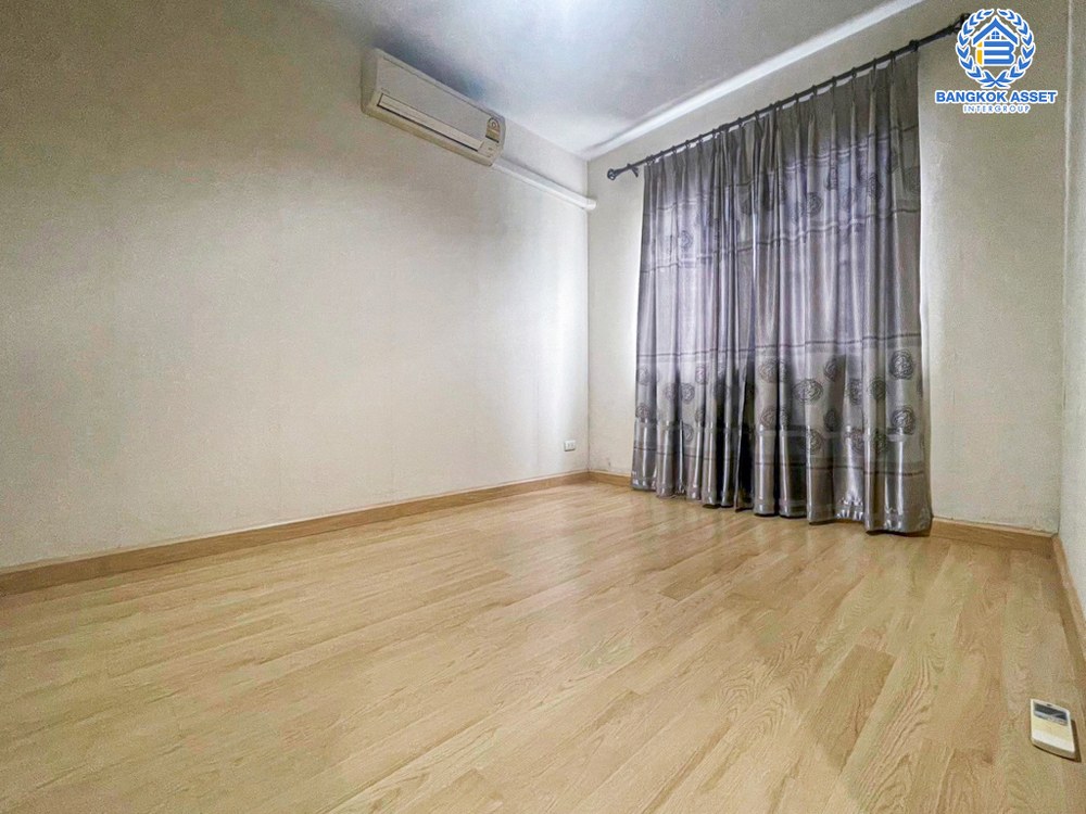 *****ทาวน์เฮ้าส์มือสอง โครงการ เดอะ วิลเลจ บางนา เนื้อที่ 28 ตร.ว. ฟังก์ชัน 4 ห้องนอน 2 ห้องน้ำ 2 ที่จอดรถ ภายในสภาพเหมือนใหม่ พร้อมเข้าอยู่ แถมฟรี! เครื่องปรับอากาศ บนทำเลเดินทางสะดวก เชื่อมต่อถนนบางนา-ตราด ถนนกาญจนาภิเษก ถนนศรีนครินทร์ ใกล้ห้างสรรพสินค้าเมกะบางนา