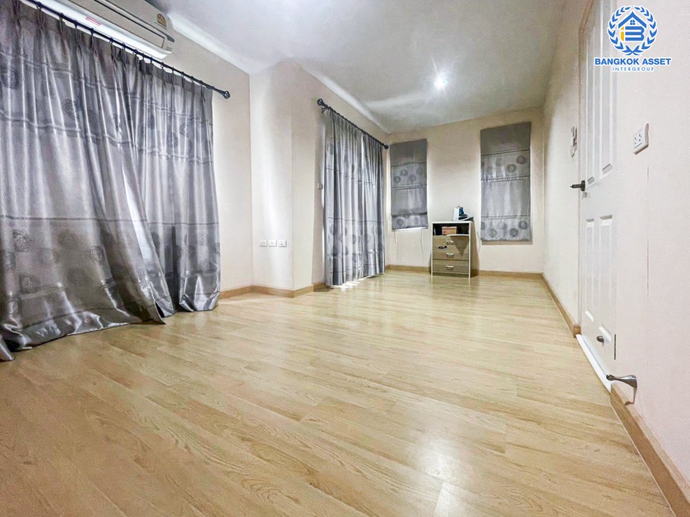 *****ทาวน์เฮ้าส์มือสอง โครงการ เดอะ วิลเลจ บางนา เนื้อที่ 28 ตร.ว. ฟังก์ชัน 4 ห้องนอน 2 ห้องน้ำ 2 ที่จอดรถ ภายในสภาพเหมือนใหม่ พร้อมเข้าอยู่ แถมฟรี! เครื่องปรับอากาศ บนทำเลเดินทางสะดวก เชื่อมต่อถนนบางนา-ตราด ถนนกาญจนาภิเษก ถนนศรีนครินทร์ ใกล้ห้างสรรพสินค้าเมกะบางนา