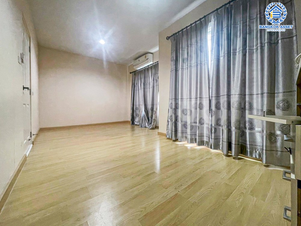 *****ทาวน์เฮ้าส์มือสอง โครงการ เดอะ วิลเลจ บางนา เนื้อที่ 28 ตร.ว. ฟังก์ชัน 4 ห้องนอน 2 ห้องน้ำ 2 ที่จอดรถ ภายในสภาพเหมือนใหม่ พร้อมเข้าอยู่ แถมฟรี! เครื่องปรับอากาศ บนทำเลเดินทางสะดวก เชื่อมต่อถนนบางนา-ตราด ถนนกาญจนาภิเษก ถนนศรีนครินทร์ ใกล้ห้างสรรพสินค้าเมกะบางนา