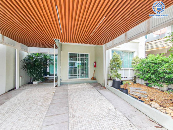 *****ทาวน์เฮ้าส์มือสอง โครงการ เดอะ วิลเลจ บางนา เนื้อที่ 28 ตร.ว. ฟังก์ชัน 4 ห้องนอน 2 ห้องน้ำ 2 ที่จอดรถ ภายในสภาพเหมือนใหม่ พร้อมเข้าอยู่ แถมฟรี! เครื่องปรับอากาศ บนทำเลเดินทางสะดวก เชื่อมต่อถนนบางนา-ตราด ถนนกาญจนาภิเษก ถนนศรีนครินทร์ ใกล้ห้างสรรพสินค้าเมกะบางนา