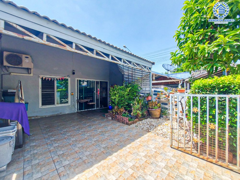 *****ทาวน์เฮ้าส์ 1 ชั้นมือสอง โครงการ ช.รุ่งเรืองนิเวศน์ ติวานนท์ เนื้อที่กว้าง 26 ตร.ว. ฟังก์ชัน 2 ห้องนอน 1 ห้องน้ำ 1 ที่จอดรถ ภายในสภาพดีเยี่ยม พร้อมเข้าอยู่ บนทำเลศักยภาพ เชื่อมต่อถนนติวานนท์ ถนนชัยพฤกษ์ ถนนแจ้งวัฒนะ ใกล้รถไฟฟ้าสายสีชมพู "สถานีปากเกร็ด" และจุดขึ้นทางด่วน "ศรีรัช"