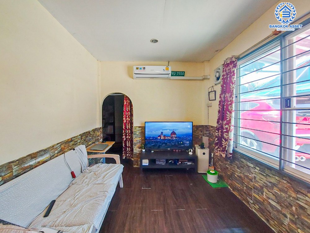 *****ทาวน์เฮ้าส์ 1 ชั้นมือสอง โครงการ ช.รุ่งเรืองนิเวศน์ ติวานนท์ เนื้อที่กว้าง 26 ตร.ว. ฟังก์ชัน 2 ห้องนอน 1 ห้องน้ำ 1 ที่จอดรถ ภายในสภาพดีเยี่ยม พร้อมเข้าอยู่ บนทำเลศักยภาพ เชื่อมต่อถนนติวานนท์ ถนนชัยพฤกษ์ ถนนแจ้งวัฒนะ ใกล้รถไฟฟ้าสายสีชมพู "สถานีปากเกร็ด" และจุดขึ้นทางด่วน "ศรีรัช"