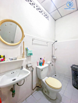 *****ทาวน์เฮ้าส์มือสองนนทบุรี หมู่บ้าน บุษชาติ บางกรวย-ไทรน้อย เนื้อที่กว้าง 21 ตร.ว. ฟังก์ชัน 3 ห้องนอน 2 ห้องน้ำ 1 ที่จอดรถ แถมฟรี! 1 เครื่องปรับอากาศ บนทำเลเดินทางสะดวก เชื่อมต่อ ถนนบางกรวย-ไทรน้อย, ถนนรัตนาธิเบศร์, ถนนราชพฤกษ์ เพียง 10 นาทีก็ถึงใกล้รถไฟฟ้าสายสีม่วง "สถานีบางพลู"