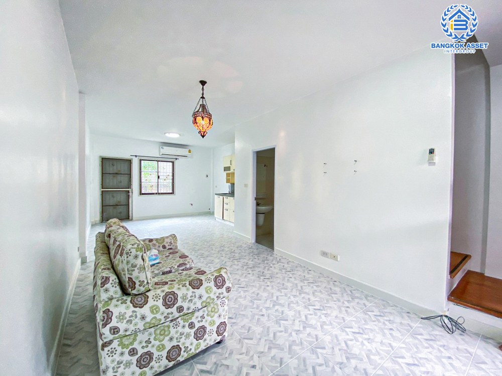 *****ทาวน์เฮ้าส์มือสอง โครงการ เอโทล บาหลีบีช มอเตอร์เวย์-ลาดกระบัง เนื้อที่ 18 ตร.ว. ฟังก์ชัน 2 ห้องนอน 2 ห้องน้ำ 1 ที่จอดรถ ตกแต่งสวยสไตล์บาหลี ภายในสภาพเยี่ยม พร้อมเข้าอยู่ บนทำเลเดินทางสะดวก เชื่อมต่อถนนศรีนครินทร์ ถนนอ่อนนุช ถนนบางนา-ตราด ใกล้จุดขึ้นทางพิเศษมอเตอร์เวย์