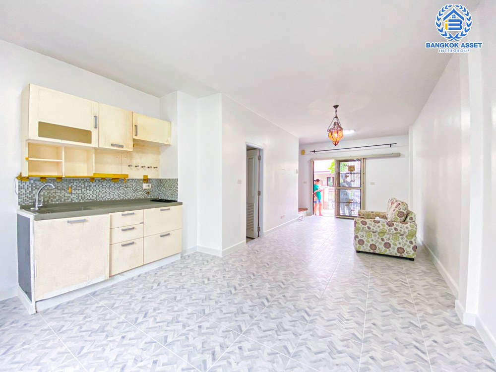 *****ทาวน์เฮ้าส์มือสอง โครงการ เอโทล บาหลีบีช มอเตอร์เวย์-ลาดกระบัง เนื้อที่ 18 ตร.ว. ฟังก์ชัน 2 ห้องนอน 2 ห้องน้ำ 1 ที่จอดรถ ตกแต่งสวยสไตล์บาหลี ภายในสภาพเยี่ยม พร้อมเข้าอยู่ บนทำเลเดินทางสะดวก เชื่อมต่อถนนศรีนครินทร์ ถนนอ่อนนุช ถนนบางนา-ตราด ใกล้จุดขึ้นทางพิเศษมอเตอร์เวย์