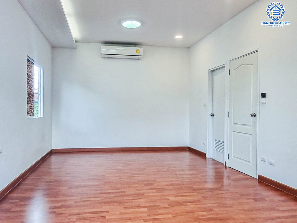 *****บ้านเดี่ยวมือสอง โครงการ แลนซีโอ คริป ปิ่นเกล้า-พระราม5 เนื้อที่กว้าง 50 ตร.ว. ฟังก์ชัน 3 ห้องนอน 2 ห้องน้ำ 2 ที่จอดรถ ภายในบ้านสภาพเหมือนบ้านใหม่ เจ้าของเดิมไม่ค่อยได้อยู่ บนทำเลแห่งการเดินทาง เชื่อมต่อถนนกาญจนาภิเษก(ซอยวัดพระเงิน) ถนนรัตนาธิเบศร์ ถนนนครอินทร์ และทางด่วน "ศรีรัช"