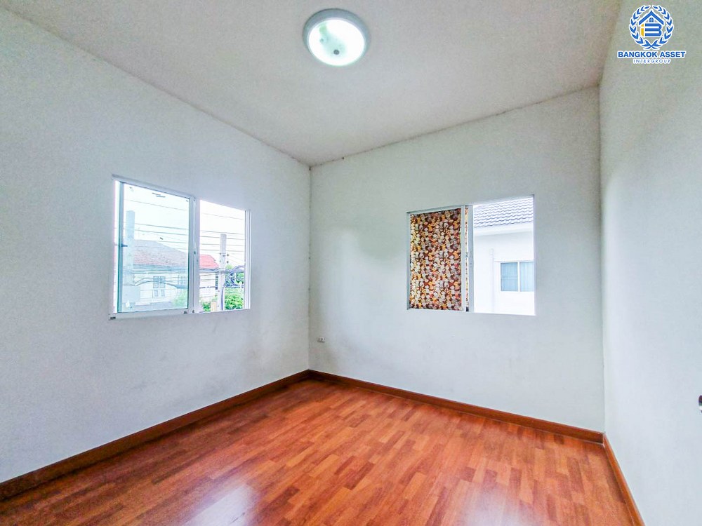 *****บ้านเดี่ยวมือสอง โครงการ แลนซีโอ คริป ปิ่นเกล้า-พระราม5 เนื้อที่กว้าง 50 ตร.ว. ฟังก์ชัน 3 ห้องนอน 2 ห้องน้ำ 2 ที่จอดรถ ภายในบ้านสภาพเหมือนบ้านใหม่ เจ้าของเดิมไม่ค่อยได้อยู่ บนทำเลแห่งการเดินทาง เชื่อมต่อถนนกาญจนาภิเษก(ซอยวัดพระเงิน) ถนนรัตนาธิเบศร์ ถนนนครอินทร์ และทางด่วน "ศรีรัช"