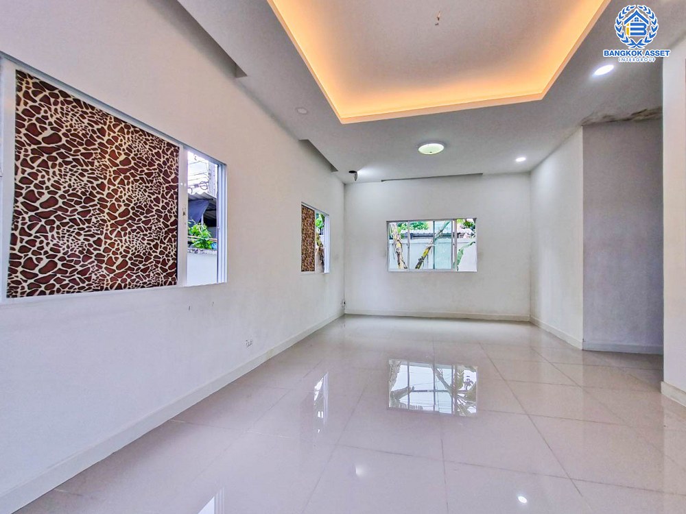 *****บ้านเดี่ยวมือสอง โครงการ แลนซีโอ คริป ปิ่นเกล้า-พระราม5 เนื้อที่กว้าง 50 ตร.ว. ฟังก์ชัน 3 ห้องนอน 2 ห้องน้ำ 2 ที่จอดรถ ภายในบ้านสภาพเหมือนบ้านใหม่ เจ้าของเดิมไม่ค่อยได้อยู่ บนทำเลแห่งการเดินทาง เชื่อมต่อถนนกาญจนาภิเษก(ซอยวัดพระเงิน) ถนนรัตนาธิเบศร์ ถนนนครอินทร์ และทางด่วน "ศรีรัช"