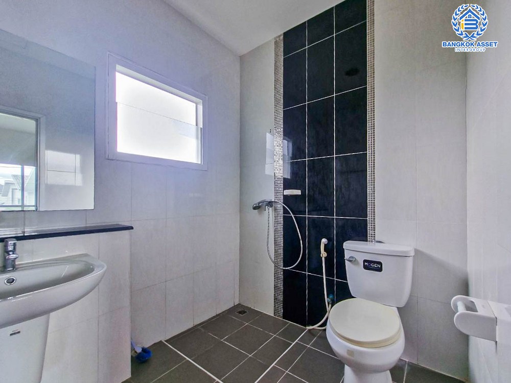 *****บ้านเดี่ยวมือสอง โครงการ แลนซีโอ คริป ปิ่นเกล้า-พระราม5 เนื้อที่กว้าง 50 ตร.ว. ฟังก์ชัน 3 ห้องนอน 2 ห้องน้ำ 2 ที่จอดรถ ภายในบ้านสภาพเหมือนบ้านใหม่ เจ้าของเดิมไม่ค่อยได้อยู่ บนทำเลแห่งการเดินทาง เชื่อมต่อถนนกาญจนาภิเษก(ซอยวัดพระเงิน) ถนนรัตนาธิเบศร์ ถนนนครอินทร์ และทางด่วน "ศรีรัช"