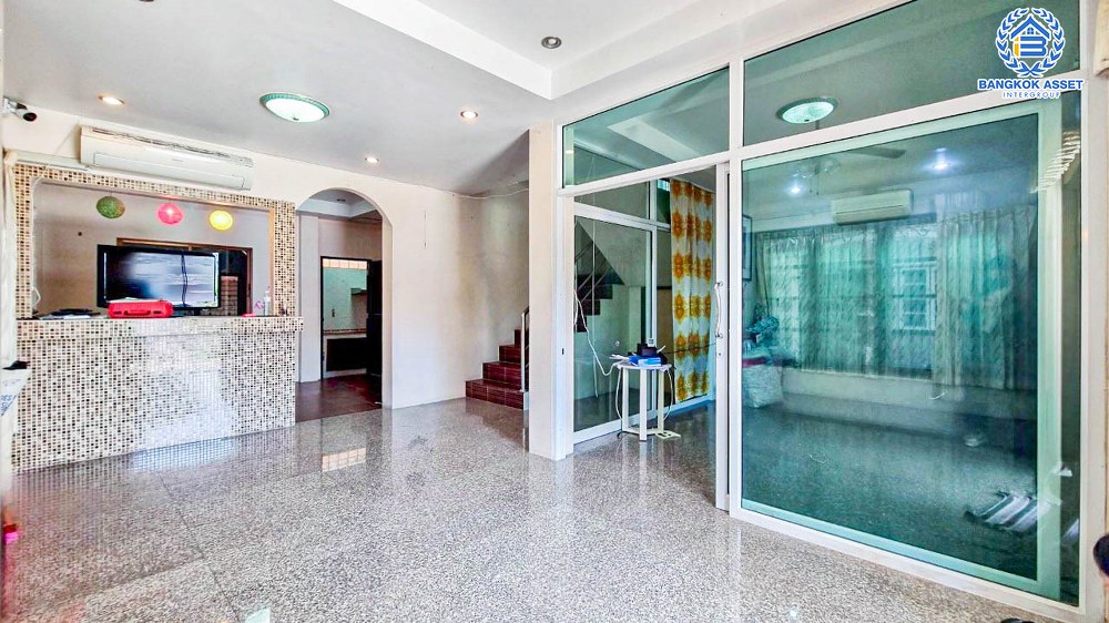 *****บ้านเดี่ยวมือสอง ซอยทรัพย์บุญชัย28 กาญจนาภิเษก เนื้อที่กว้าง 148.80 ตร.ว. ฟังก์ชัน 6 ห้องนอน 5 ห้องน้ำ 4 ที่จอดรถ บ้านหลังใหญ่พื้นที่กว้างขวาง ตอบโจทย์ครอบครัวใหญ่ บนทำเลเดินทางเข้า-ออกในเมืองสะดวก เชื่อมต่อถนนเทพารักษ์ ถนนสุขุมวิท ถนนศรีนครินทร์ ใกล้จุดขึ้นทางด่วนบางพลีสุขสวัสดิ์