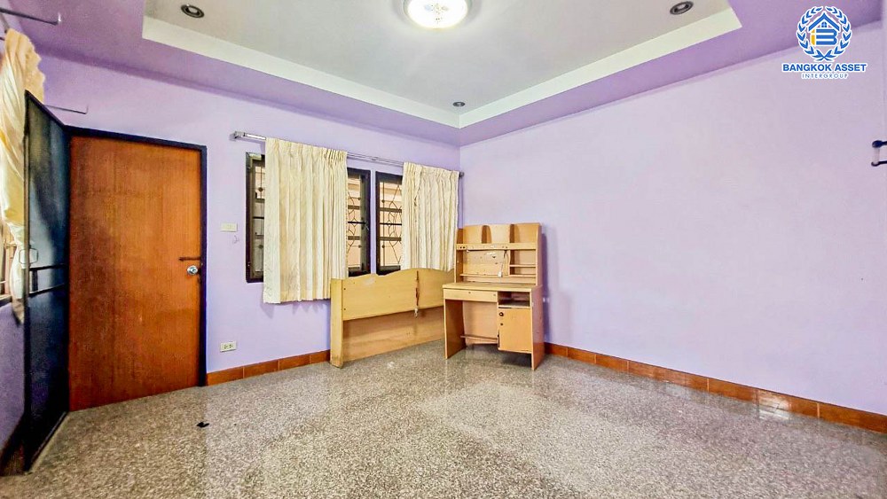 *****บ้านเดี่ยวมือสอง ซอยทรัพย์บุญชัย28 กาญจนาภิเษก เนื้อที่กว้าง 148.80 ตร.ว. ฟังก์ชัน 6 ห้องนอน 5 ห้องน้ำ 4 ที่จอดรถ บ้านหลังใหญ่พื้นที่กว้างขวาง ตอบโจทย์ครอบครัวใหญ่ บนทำเลเดินทางเข้า-ออกในเมืองสะดวก เชื่อมต่อถนนเทพารักษ์ ถนนสุขุมวิท ถนนศรีนครินทร์ ใกล้จุดขึ้นทางด่วนบางพลีสุขสวัสดิ์