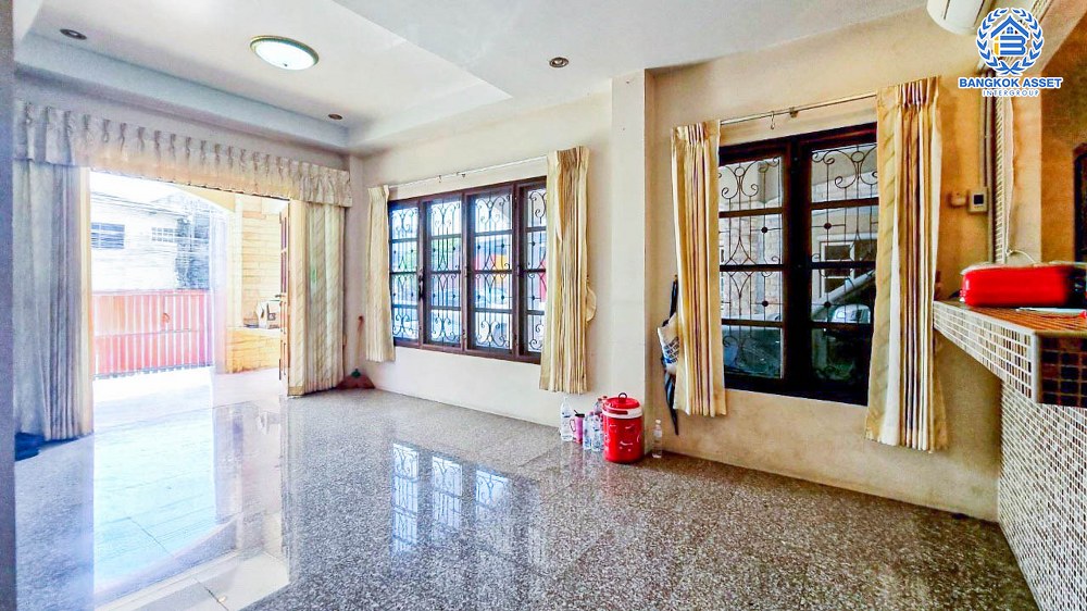 *****บ้านเดี่ยวมือสอง ซอยทรัพย์บุญชัย28 กาญจนาภิเษก เนื้อที่กว้าง 148.80 ตร.ว. ฟังก์ชัน 6 ห้องนอน 5 ห้องน้ำ 4 ที่จอดรถ บ้านหลังใหญ่พื้นที่กว้างขวาง ตอบโจทย์ครอบครัวใหญ่ บนทำเลเดินทางเข้า-ออกในเมืองสะดวก เชื่อมต่อถนนเทพารักษ์ ถนนสุขุมวิท ถนนศรีนครินทร์ ใกล้จุดขึ้นทางด่วนบางพลีสุขสวัสดิ์