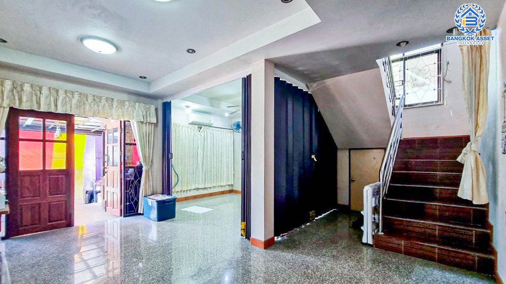 *****บ้านเดี่ยวมือสอง ซอยทรัพย์บุญชัย28 กาญจนาภิเษก เนื้อที่กว้าง 148.80 ตร.ว. ฟังก์ชัน 6 ห้องนอน 5 ห้องน้ำ 4 ที่จอดรถ บ้านหลังใหญ่พื้นที่กว้างขวาง ตอบโจทย์ครอบครัวใหญ่ บนทำเลเดินทางเข้า-ออกในเมืองสะดวก เชื่อมต่อถนนเทพารักษ์ ถนนสุขุมวิท ถนนศรีนครินทร์ ใกล้จุดขึ้นทางด่วนบางพลีสุขสวัสดิ์