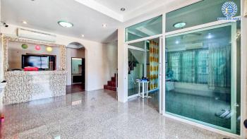 *****บ้านเดี่ยวมือสอง ซอยทรัพย์บุญชัย28 กาญจนาภิเษก เนื้อที่กว้าง 148.80 ตร.ว. ฟังก์ชัน 6 ห้องนอน 5 ห้องน้ำ 4 ที่จอดรถ บ้านหลังใหญ่พื้นที่กว้างขวาง ตอบโจทย์ครอบครัวใหญ่ บนทำเลเดินทางเข้า-ออกในเมืองสะดวก เชื่อมต่อถนนเทพารักษ์ ถนนสุขุมวิท ถนนศรีนครินทร์ ใกล้จุดขึ้นทางด่วนบางพลีสุขสวัสดิ์