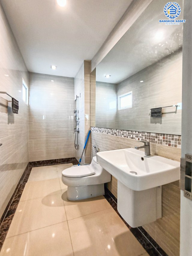 *****บ้านเดี่ยวมือสองกรุงเทพมหานคร โครงการ เดอะแกรนด์ ปิ่นเกล้า เนื้อที่กว้างขวางเกือบ 102 ตร.ว. ฟังก์ชัน 4 ห้องนอน 4 ห้องน้ำ 2 ที่จอดรถ บ้านสภาพสวย บนทำเลแห่งการเดินทาง เชื่อมต่อถนนบรมราชชนนี, ถนนพุทธมณฑลสาย 3 ใกล้จุดขึ้นทางด่วน "ศรีรัช"