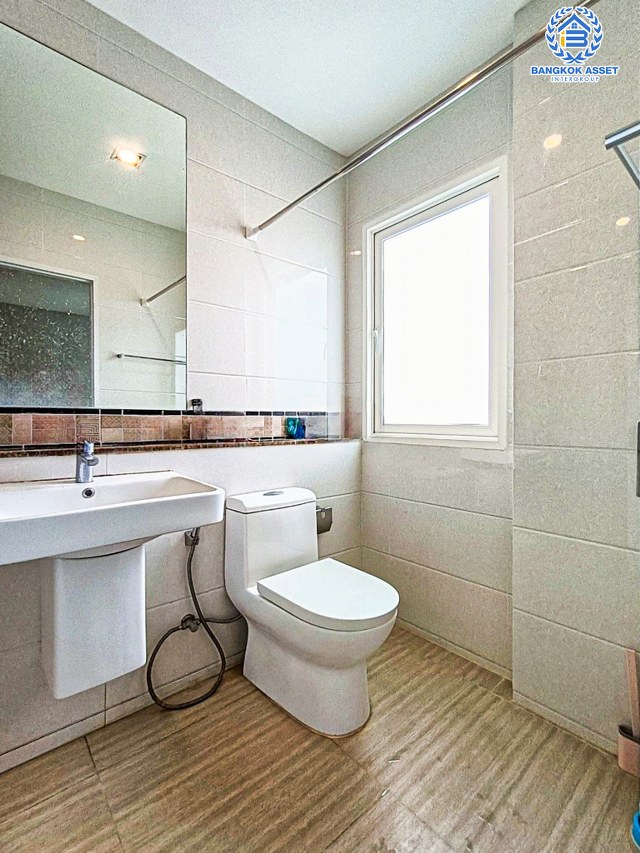 *****บ้านเดี่ยวมือสองกรุงเทพมหานคร โครงการ เดอะแกรนด์ ปิ่นเกล้า เนื้อที่กว้างขวางเกือบ 102 ตร.ว. ฟังก์ชัน 4 ห้องนอน 4 ห้องน้ำ 2 ที่จอดรถ บ้านสภาพสวย บนทำเลแห่งการเดินทาง เชื่อมต่อถนนบรมราชชนนี, ถนนพุทธมณฑลสาย 3 ใกล้จุดขึ้นทางด่วน "ศรีรัช"