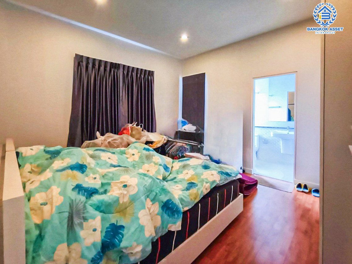 *****บ้านเดี่ยวมือสองกรุงเทพมหานคร โครงการ เดอะแกรนด์ ปิ่นเกล้า เนื้อที่กว้างขวางเกือบ 102 ตร.ว. ฟังก์ชัน 4 ห้องนอน 4 ห้องน้ำ 2 ที่จอดรถ บ้านสภาพสวย บนทำเลแห่งการเดินทาง เชื่อมต่อถนนบรมราชชนนี, ถนนพุทธมณฑลสาย 3 ใกล้จุดขึ้นทางด่วน "ศรีรัช"