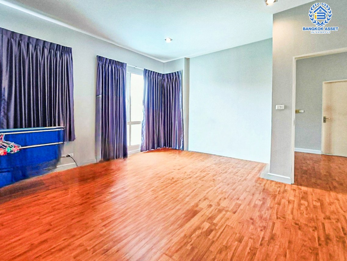 *****บ้านเดี่ยวมือสองกรุงเทพมหานคร โครงการ เดอะแกรนด์ ปิ่นเกล้า เนื้อที่กว้างขวางเกือบ 102 ตร.ว. ฟังก์ชัน 4 ห้องนอน 4 ห้องน้ำ 2 ที่จอดรถ บ้านสภาพสวย บนทำเลแห่งการเดินทาง เชื่อมต่อถนนบรมราชชนนี, ถนนพุทธมณฑลสาย 3 ใกล้จุดขึ้นทางด่วน "ศรีรัช"