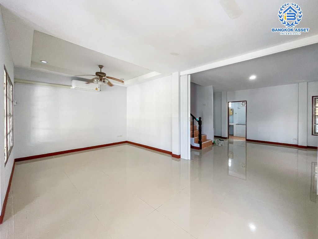 *****บ้านแฝดมือสอง โครงการ ภิรมย์การ์เด้นโฮม บางกรวย-ไทรน้อย เนื้อที่กว้าง 36 ตร.ว. ฟังก์ชัน 4 ห้องนอน 2 ห้องน้ำ 2 ที่จอดรถ บ้านสภาพเหมือนใหม่ บรรยากาศมีความเป็นส่วนตัว พร้อมเข้าอยู่ บนทำเลเดินทางสะดวก เชื่อมต่อถนนราชพฤกษ์ ถนนรัตนาธิเบศร์ ถนนบางกรวย-ไทรน้อย