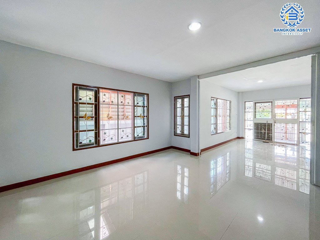 *****บ้านแฝดมือสอง โครงการ ภิรมย์การ์เด้นโฮม บางกรวย-ไทรน้อย เนื้อที่กว้าง 36 ตร.ว. ฟังก์ชัน 4 ห้องนอน 2 ห้องน้ำ 2 ที่จอดรถ บ้านสภาพเหมือนใหม่ บรรยากาศมีความเป็นส่วนตัว พร้อมเข้าอยู่ บนทำเลเดินทางสะดวก เชื่อมต่อถนนราชพฤกษ์ ถนนรัตนาธิเบศร์ ถนนบางกรวย-ไทรน้อย